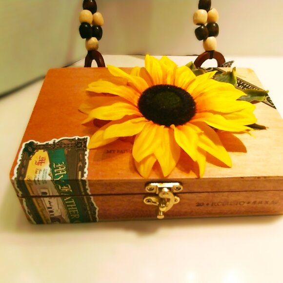 Suenos de Saundra Upcycled Collection, Jaime Garcia, Especial Cigar Box, Purse - Picture 3 of 11